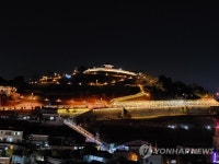 은은하게 불 밝힌 통영 서피랑