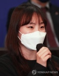 질문에 답하는 한승미 선수