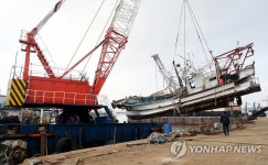 만석부두로 인양되는 인천 소연평도 전복 어선