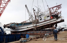 만석부두로 인양되는 인천 소연평도 전복 어선