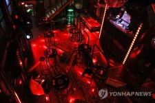 손님 아닌 음악소리로 가득찬 클럽