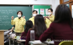 유은혜, 경주여고서 수능 준비 현장점검