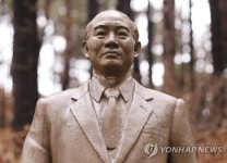 훼손된 전두환 동상