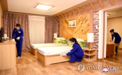 소독 등 방역작업 하는 북한 삼지연여관 종업원들