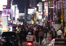서울·경기 1.5단계 상향 조정 후 첫 주말 맞은 강남역