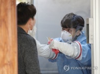 검체 검사 받는 직원