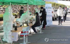 코로나19 검사받는 학생들