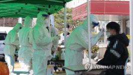 코로나19 검사받는 학생들