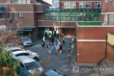 재학생 확진에 선별진료소 설치된 중학교