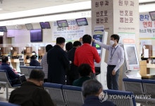 붐비는 전남대병원 본관 1층