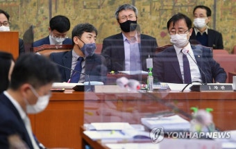 대화하는 오영우 문화체육관광부 제1차관과 김정배 기획조정실장