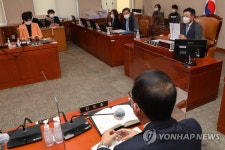 발언하는 윤호중 법사위원장