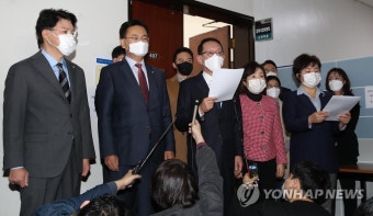 기자회견하는 국민의힘 소속 법사위원들