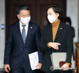 대화하는 유은혜 사회부총리와 박능후 장관