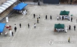 코로나19 검사받는 고등학생들