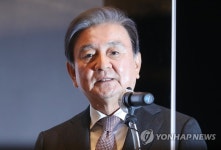 기조강연하는 홍석현 중앙홀딩스 회장