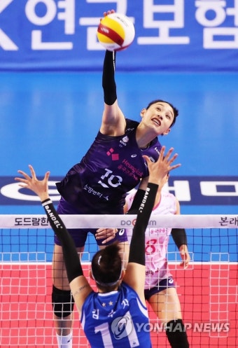 공격하는 김연경