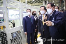 삼보모터스 공장 둘러보는 정세균 총리
