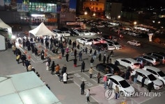 제천 김장모임 코로나19 확산…야간까지 늘어선 선별진료소