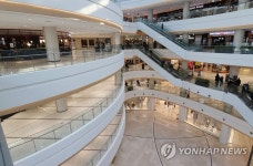 텅 빈 대형 쇼핑몰