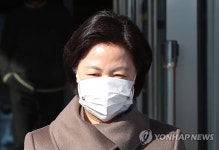 청사 나서는 추미애 법무부 장관