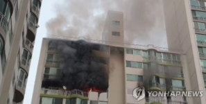 군포 아파트 12층서 불…2명 추락해 사망