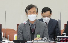 대안교육기관 공청회에서 의견 말하는 이종태 건신대학원대학교 석좌교수