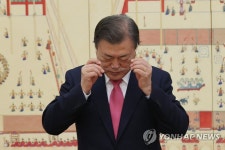 안경 쓰는 문 대통령