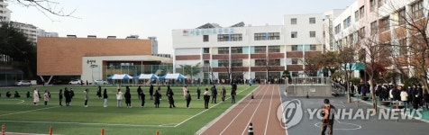 학교 임시 선별진료소에서 코로나 검사 대기하는 초등학생들