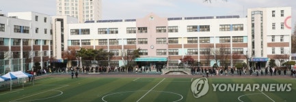 교정에 늘어선 초등학생들