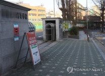 한산한 고등학교 앞