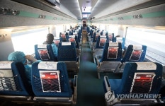 창 쪽 좌석에 앉은 승객들