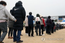 시골 초등학교 운동장 가득 메운 검사 행렬