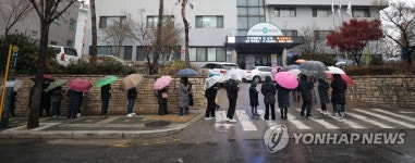 보건소 밖까지 이어진 코로나19 검사 대기 줄
