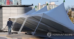 지하철역 앞에 설치되는 임시선별진료소