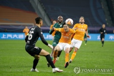 '한국 11배' 중국 축구 연봉, 절반으로 깎는다