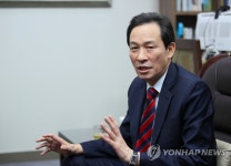 인터뷰하는 민주당 우상호 의원