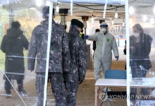 용산역 광장에 설치된 임시선별진료소