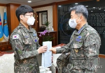 우주기상예보모델 개발 병사 격려하는 이성용 참모총장