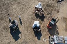 AI방역 작업하는 육계농장