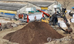 AI방역 작업하는 육계농장