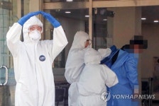 코로나19 확진자 입원 돕는 국군대전병원 의료진