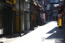 명암 짙은 상점가