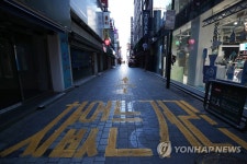 상점 거리에 드리운 그늘