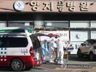 구급차로 옮겨지는 울산 요양병원 확진자