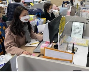 서울 서초구, 청각장애인 위해 민원실 직원들 투명마스크