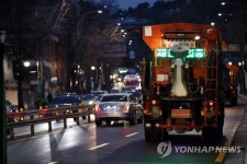 이동하는 제설 차량