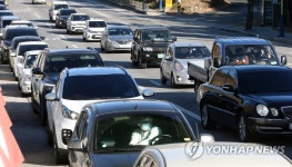 검사 받기 위해 도로서 대기하는 동해 시민