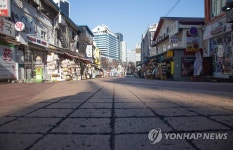 연말연시 분위기 사라진 홍대거리