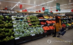 나 돌아갈래…화물트럭 운전사들, 영국 도버항서 경찰과 충돌